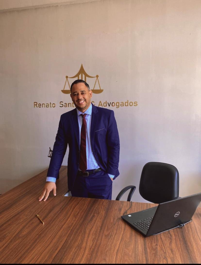 Dr. Renato Santiago no escritório